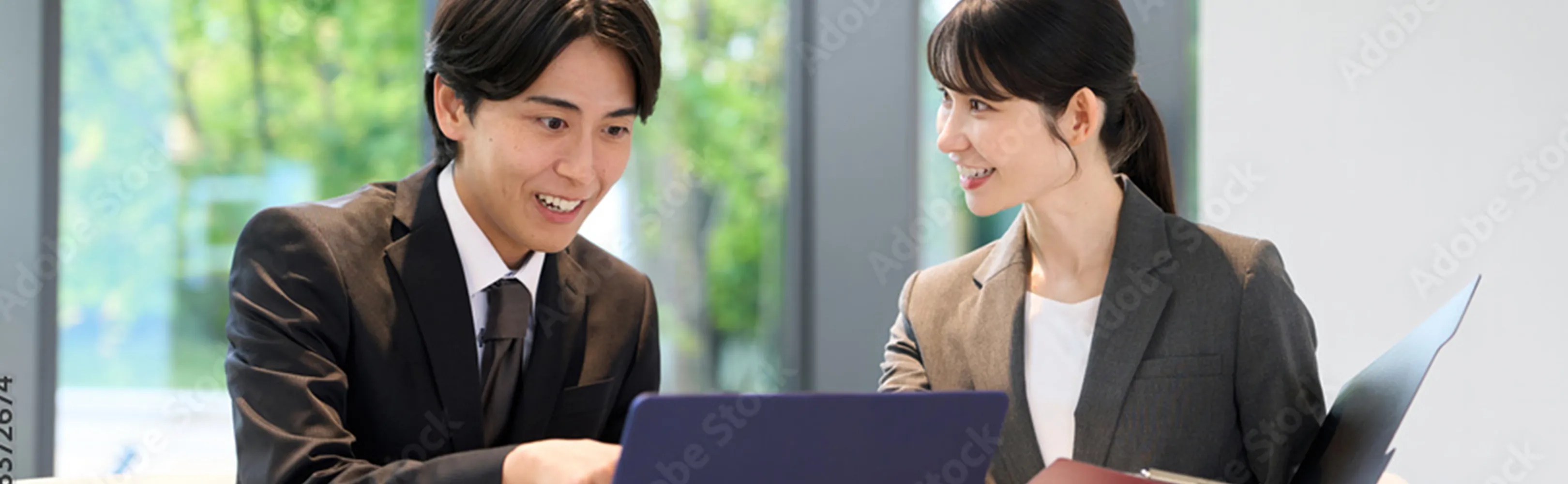 社員同士で仕事について話す様子