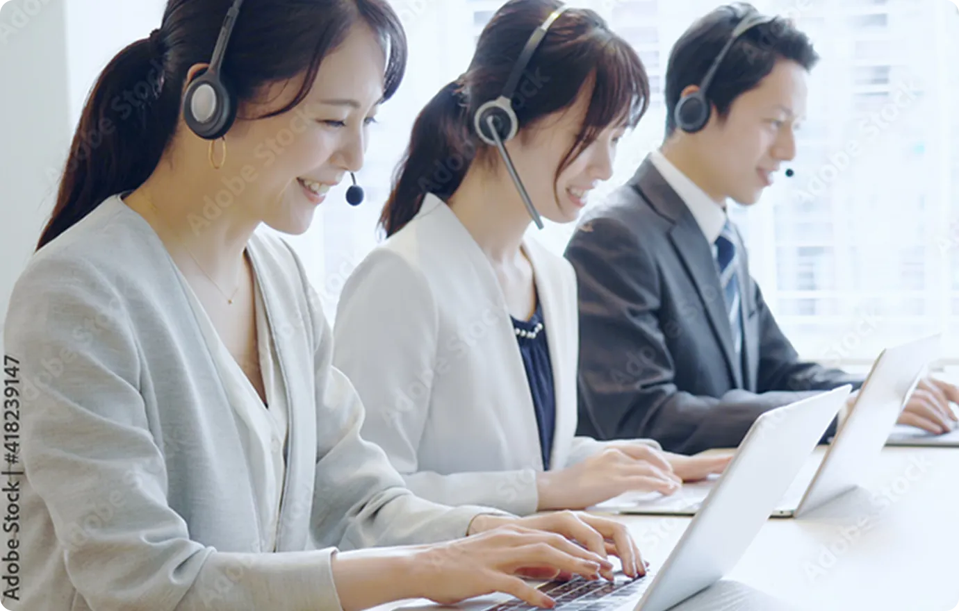 ゲストの問い合わせに対応するスタッフ